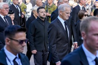 Дрон едва не сбил самолет Зеленского при взлете из МолдовыВчера самолет президента Украины Владимира Зеленского едва не был задет дроном при взлете из Кишинева в Осло. Об этом сообщил NRK премьер-министр Норвегии Йонас Гар Стере. Другие подробности он не р
