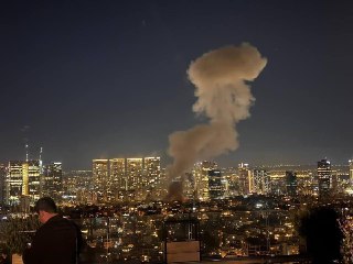 Иранские ракеты ударили по Тель-Авиву  Кадры прилета попали в эфир местного телевидения. Информации о пострадавших и разрушениях пока нет.  Подписаться на «Новую-Европа»