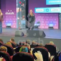 Дмитрий Нагиев приехал на заработки в Россию на фоне бомбёжек на Ближнем Востоке — и сразу попал на разговор с журналистом Mash про дубайскую недвижку, ябедничество на соседей и курсы за десятки миллионов.Актёр приехал на мероприятие в Москве. Там его уже 