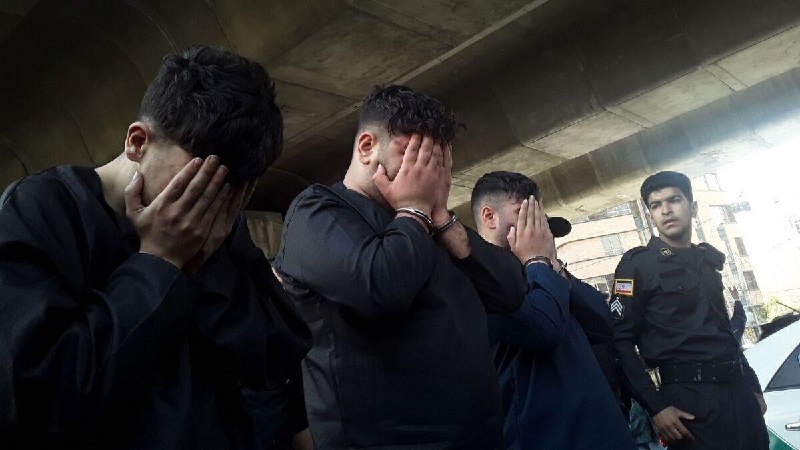 نسیم آنلاین: دستگیری ۲۵۵ سارق و زورگیر در پایتخت🔹 در عملیات ۷۲ ساعته پلیس آگاهی تهران، ۲۵۵ سارق و مالخر در قالب ۵۶ باند دستگیر شدند.🔹