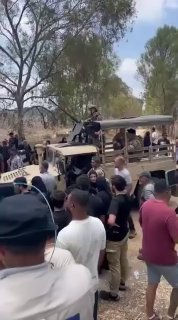 תושבי זוותאר גרביה מתאספים בכניסה לעיירה בדרישה מצבא לבנון לאפשר להם להיכנס אליה.