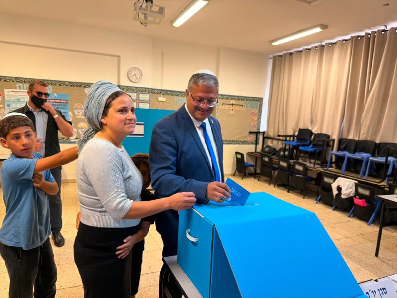 ישראל: איתמר בן גביר הצביע בבחירות לכנסת בקלפי בקריית ארבע