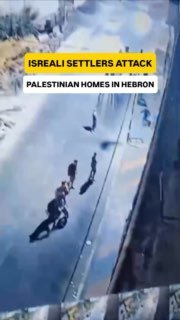 🇮🇱🇵🇸 — צילומים מתעדים מתנחלים ישראלים תוקפים בתים פלסטינים בשכונת ג'אבר בחברון מוקדם הבוקר.