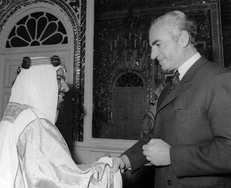 اخبار سپاه قدس 🇮🇷: 📸 شاه با «خوش‌وقتی» استقلال بحرین را تبریک گفت🔹روز شنبه ۲۳ مرداد ۱۳۵۰ شیخ عیسی بن سلمان الخلیفه حکمران بحرین اعلامیه است