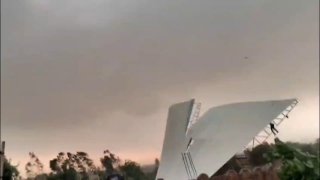 В Индии порыв ветра подбросил мужчину на высоту почти 15 метров, его госпитализировали с переломами рук и ног, сообщает NDTV со ссылкой на пострадавшего.По словам Нанхе Мияна, во время шторма он находился у жестяной конструкции и держался за веревку, но он