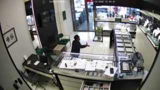 הופיעו צילומים חדשים של המתקפה החמושה על תכשיטן באסניורט. בסרטון ניתן לראות את רגע הדיון וההתקפה אצל התכשיט…