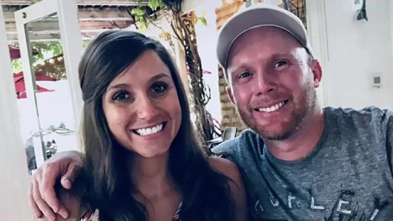 Выпустившую книгу о горе после смерти мужа писательницу обвинили в его убийствеВ штате Юта 23 февраля начнется судебный процесс над 35-летней Кури Ричинс — матерью троих детей и автором детской книги, которую она выпустила после внезапной смерти мужа — Эри