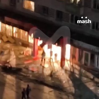 Один из сбитых всушных БПЛА упал рядом с магазином "Магнит" в Волгограде. Обломки разнесли вывеску и задели подъезд здания. Ударной волной выбило окна — на дороге валяются стёкла и обломки панелей. Пострадала "Газель", припаркованную у входа — корпус машин