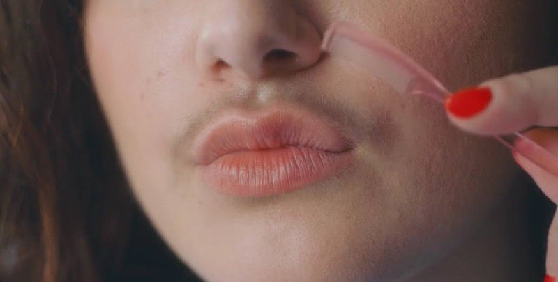 У девочек подростков в России массово растут усы фото