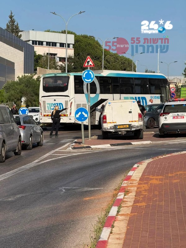 🇮🇱 אריאל. בעקבות אוטובוס תקוע בכיכר האוניברסיטה, מורגשים עומסי תנועה בדרך רון נחמן. משטרה במקום מכוונת את…