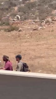 צפו: "מתנחלים" ישראלים נותרו על גבעה ליד קוסרה למרות "מבצע פינוי", כאשר חיילים נראו לוחצים את ידיהם לפני שה…