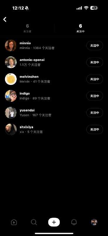 Sora2 玩了两天，几点感受：1/ AI 从业 VC 和 PM 小圈子把玩的2/ 缺少 CapCut 的一键「剪同款」3/ 关系链驱动，但上手成本太高4/ 几乎没裂变，Sam 才 1.3 万粉5/ 皮卡丘 Sam 出现频率太多6/ 排行榜很真实，点赞倒排7/画质不清晰，超清可收费？除了装逼和中二，整体挺鸡肋，估计没啥留存😂Prosumer 看不上，consumer 容易腻🤦‍♂️写 promot 的门槛，显然远高于剪同款