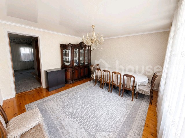 Продажа, дом, 5-комн., 4.2 сот., 136 м2Адрес: Бишкек, Тоголок-Молдо - БЧКЦена: $155 000 (13 576 450 сом)Тип предложения: от собственникаДом: кирпичный, 1987г.Кол-во этажей: 1Площадь: 136 м2, жилая: 89