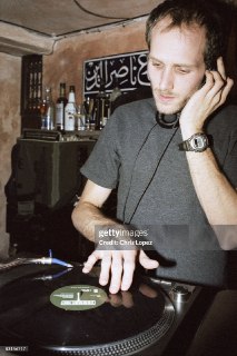 Человек, который изобрел абстрактный хип-хоп по ошибке, — DJ Cam за работой в лондонском клубе Momo. 2001 год.#фото