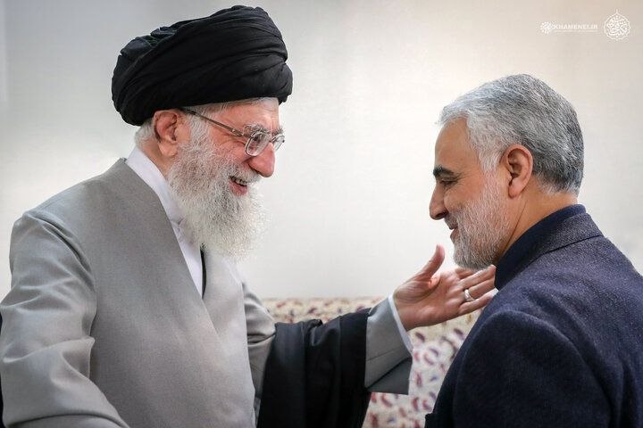 روزنامه فرهیختگان: 🌷 ۰۱:۲۰ بامداد سیزدهم دی‌ماه؛ ساعت عروج شهید سلیمانی و یاران در فرودگاه بغداد؛✍ رهبر شهید انقلاب چگونه از خبر شهادت حاج 