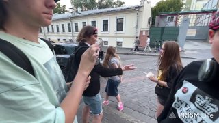 В центре Москвы задержали и избили стримера, помахавшего проезжающему автозакуИнцидент произошел 3 июля на Китай-городе и попал на прямую трансляцию. Имя задержанного неизвестно, он стримит на Twitch, у него чуть более 100 подписчиков, отмечает Varlamov Ne