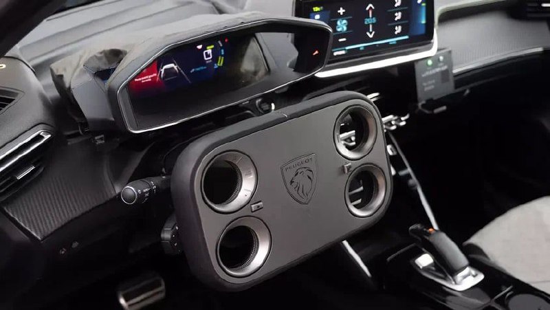 Peugeot тестирует электронный квадратный руль