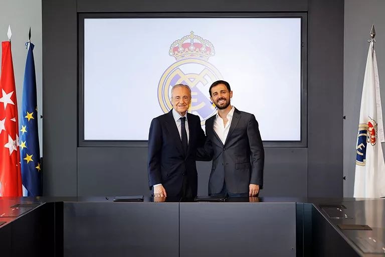 RealMadridFarsi: شهرک ورزشی رئال مادرید میزبان مراسم رسمی معارفه برناردو سیلوا بهعنوان بازیکن جدید رئال مادرید بود. فلورنتینو پرز در اتا