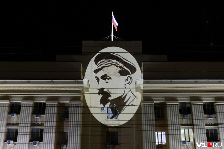 במרכז וולגוגרד הופעל מקרן שהציג את הפרופיל של קומיסר הפנים העממי פליקס דזרז'ינסקי בבניין המנהלת הראשית של מ…