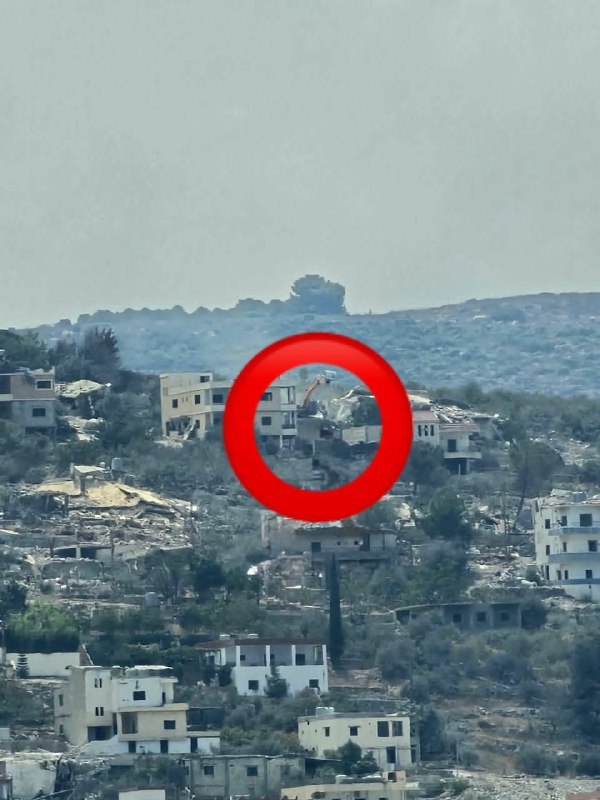 🚨רכבים ישראליים הורסים את בתיהם של אזרחים באל-מנצורי
