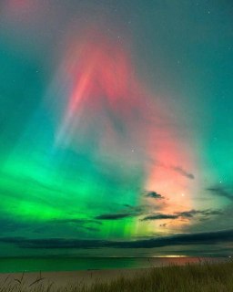 Минувшей ночью жители российских регионов наблюдали мощное северное сияние — его было видно даже в Московской, Владимирской и Смоленской областях.Собрали для вас немного красоты.