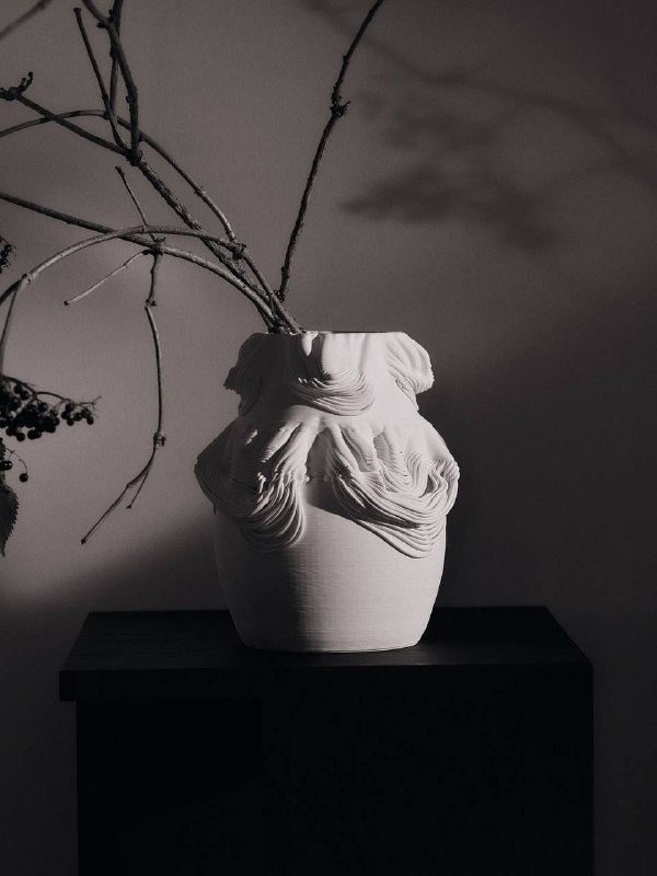 Ваза Drisca, похожая на струящуюся ткань, сочетает в себе традиционный силуэт и керамику, напечатанную на 3D-принтере. Она подходит для сухих цвето... - изображение 3 - ваза, drisca, похожая