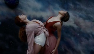 创意_我想化身自由之鸟，在你陌生的心中起舞片名「PÃSSARO DISTANTE」中的 PÃSSARO 指的是一种鸟类：雀形目 (Passeriformes)。这种鸟类啼声婉转，善于筑巢。在本片中，舞蹈家们把自己幻想成「遥远的鸟」，通过在陌生的地方共舞，他们试图探寻能在彼此的内心世界里走多远。From Films.Dancevia 开眼Invalid media: video