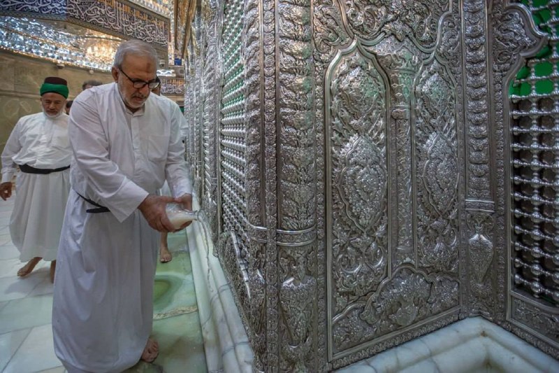 جریان: ♦شست و شوی حرم و ضریح امام حسین (ع) پس از اتمام مراسم عزاداریهای ماههای محرم و صفر@Jarian_com ♦شست و شوی حرم و ضریح ام