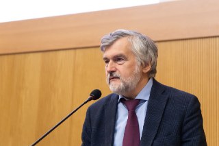 Из ВЭБ.​РФ уволен главный экономист Андрей Клепач, рассказали источники The Bell. По словам одного из них, глава корпорации Игорь Шувалов уволил его по звонку сверху. Другой собеседник сказал, что увольнение связано с майскими высказываниями экономиста на 