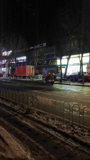 12月26日，辽宁，一名外卖小哥尽管腿上打着石膏，仍在霜冻严寒的天气中送外卖#底层 #外卖员感谢家人们投稿！