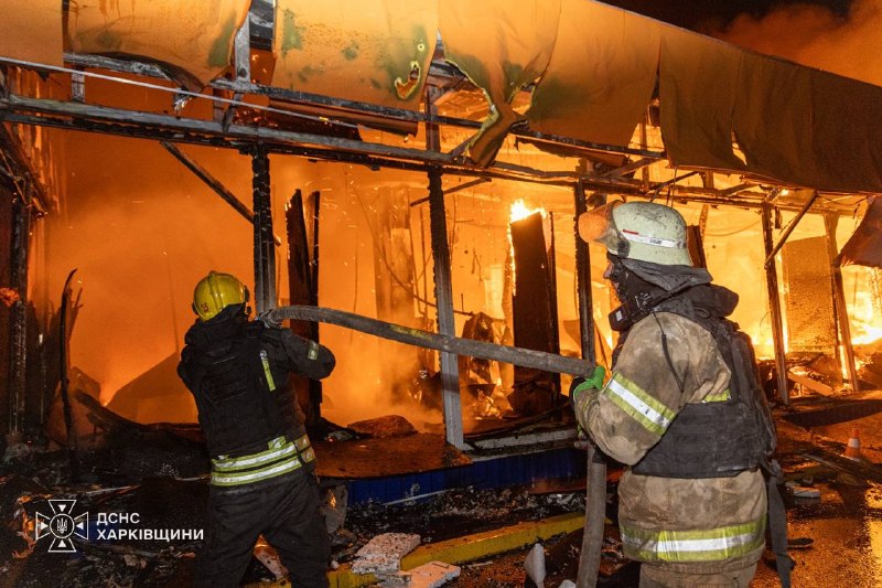 רוסים פגעו פעמיים במרכז קניות בחרקוב - ראש העיר, איגור טרחוב. הפגיעות נרשמו ברובע אוסנוביאנסק בעיר, שריפה פ…