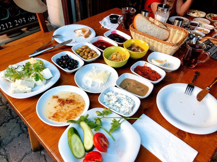 【土耳其】伊斯坦堡 Istanbul｜Van Kahvaltı Evi餐廳。當地人推薦的傳統土式早餐