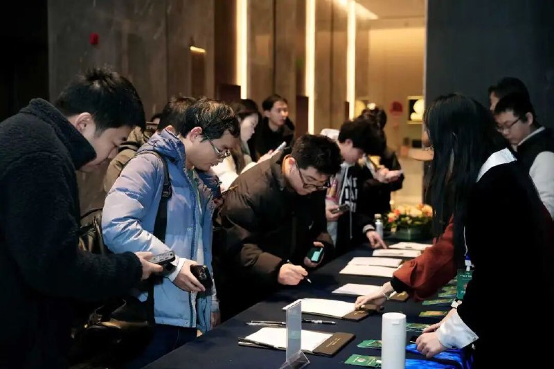 上个周六，参加了一场线下年会，做了分享输出了很多内容，也听了很久的高密度干货分享，加上整晚和老友们围坐在一起无话不谈，很有收获