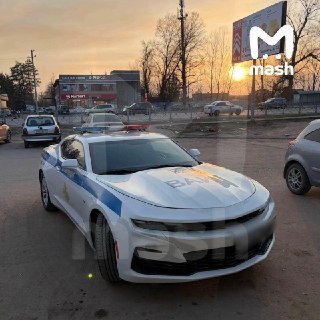 Изъятые у автонарушителей понторезки передают военной полиции приграничья. Это BMW, Mercedes и прочие Chevrolet, — чтобы успешно уворачиваться от укробеспилотников и выделяться на дороге. Изумруд коллекции — завирусившийся в Белгородской и Курской областях