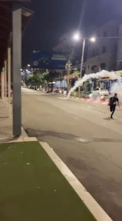 כוחות ישראל יורים פצצות גז לעבר אזרחים ברחוב אלמלאאב בקלקיליה
