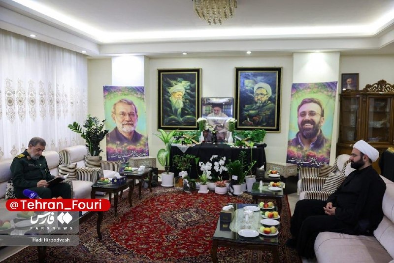 تهران فوری 🏙: دیدار دبیر شورای‌عالی امنیت ملی با خانوادۀ شهید لاریجانی🏙 @Tehran_Fouriدیدار دبیر شورای‌عالی امنیت ملی با خانوادۀ شهید ل