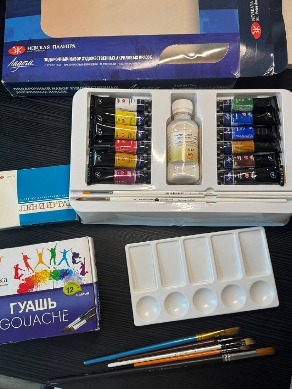 Набор акриловых красок новый с палитрой, лаком и кистями 20 лари — фото 1