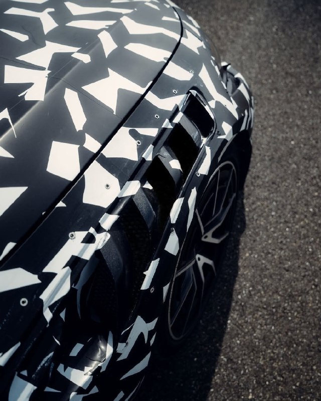 Mercedes-AMG показала новый CLE Mythos — эксклюзивное купе с вайбом настоящих Black Series. 3