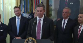 Топ-менеджер компании-производителя Ozempic упал в обморок во время встречи Трампа с представителями фармацевтической промышленности.Как сообщает Fox News, сознание в Овальном кабинете потерял Гордон Финдли — исполнительный директор датской фармацевтическо