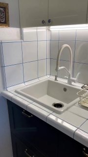Плитка на столешнице Плавный переход керамической плитки со столешницы на фартук с синей затиркой и аккуратными торцами. Дизайн и ремонт Please ope... - изображение 1 - telegram, view, плитка