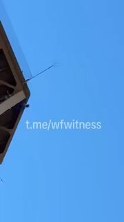 ️🇫🇷🇺🇸 אדם טיפס על מגדל אייפל ותלה דגל אמריקאי לציון 250 שנה לעצמאות ארה"ב.