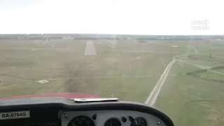 Пилот и пассажир погибли в результате крушения легкомоторного двухместного самолета Cessna 172 в Татарстане.  Предварительно, борт столкнулся с телевышкой в селе Шемордан и упал на территорию частного дома, люди погибли на месте. На земле разрушений и возг