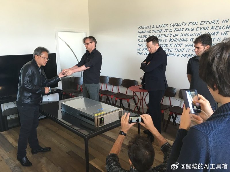 老黄18年把DGX-1 AI 超级计算机捐给Open AI的照片，他也没能想到当时的一个超算，会让英伟达达到这个高度吧