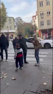 איש העסקים הסרבי יקירתי "מיća" ייעץć סטר לאישה במהלך עימות בבלגרד אתמול, מה שגרם לקטטה אדירה ברחוב. בצילומי…