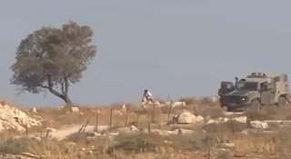 צבא הכיבוש עוצר צעיר ומאלץ אותו לפתוח כבישים כדי להקל על תנועת כוחותיו ומתנחליו מזרחית לכפר אל-מוג'יר, צפונ…