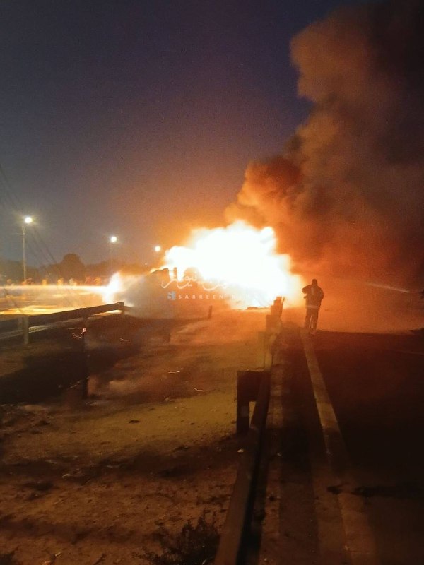 צוותי ההגנה האזרחית נאבקים לכיבוי שריפה שפרצה במיכל דלק בכביש שולה