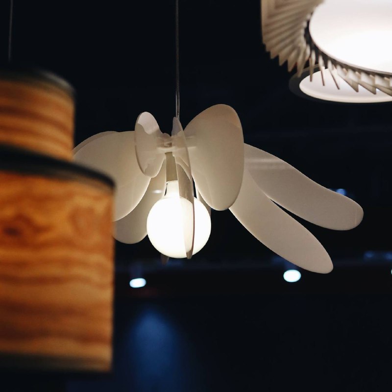 Подвесной светильник Vario Lamp сделан из белого органического стекла Plexiglas и прекрасно подойдет для минималистичных интерьеров. Каждый лепесто... - изображение 1 - светильник, vario, подвесной