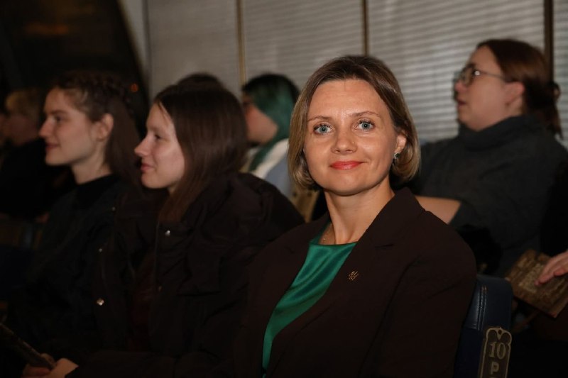 Делегація з Канівщини побувала на виставі «Не розходьтесь. Трипілля» у Театрі драми і комедії на лівому березі Дніпра в Києві.Постановка режисерки Тамари Трунової досліджує трипільську культуру та те, як сучасні українці осмислюють своє історичне мин