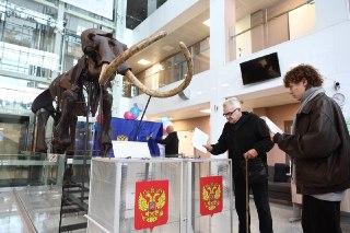 🌐 В России начался третий день голосования🔹 Явка. По последним данным, всего на выборах проголосовали уже 45,38% россиян. Через ДЭГ свои голоса оставили 3,384 миллиона граждан или 83,95% от тех, кто на него записался.🔹 Участки на Дальнем Востоке. В Камчатс