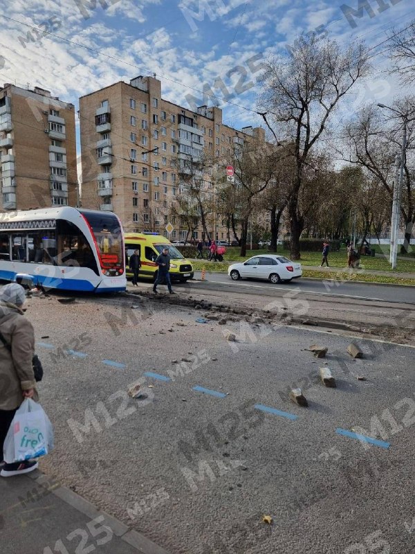 במוסקבה ירדה חשמלית עקב חפץ זר שפגע במסילות, ונוסע נפל. היא פונתה לבית החולים בוטקין במצב קשה, כך מדווח MSK…